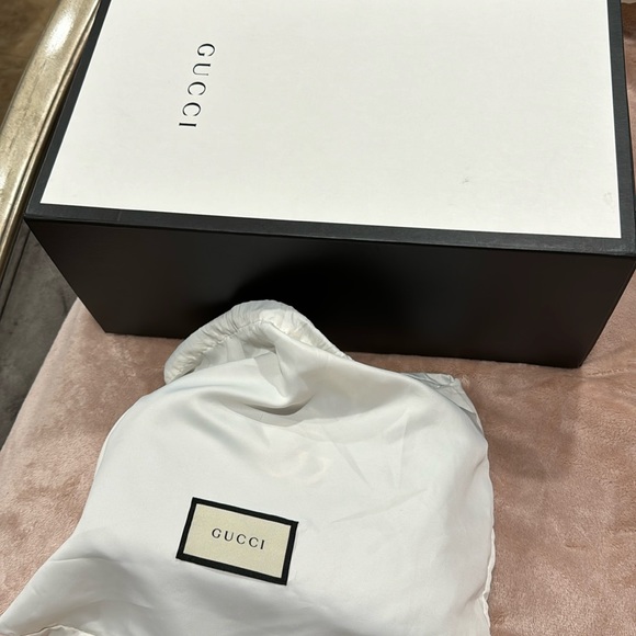 GG Marmont Small Shoulder Bag - Picture 11 of 17